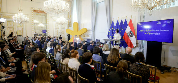 Bundesministerin Edtstadler bei der Präsentation des Berichts zur EU-Zukunftskonferenz im Bundeskanzleramt